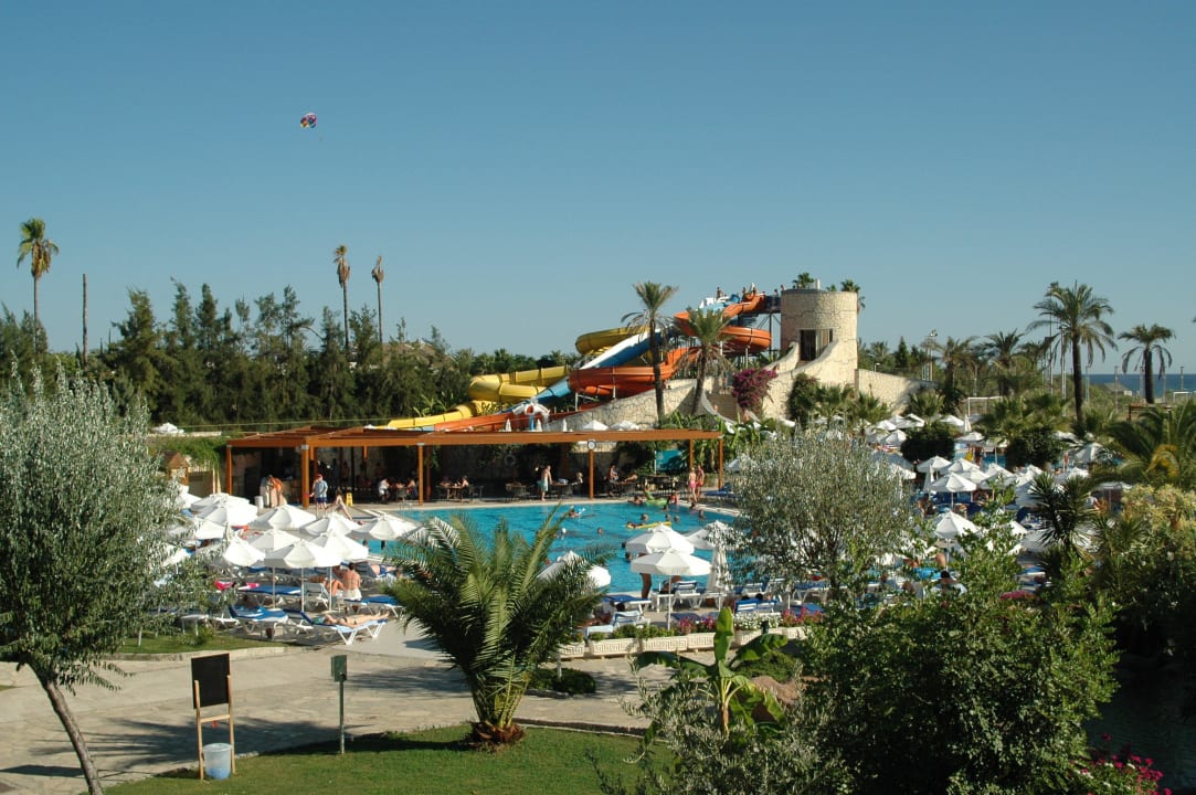 Pool mit Rutschanlage im Hintergrund Blue Waters Club