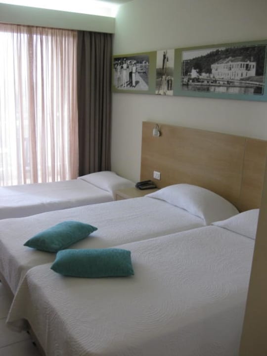 Doppelbett mit Beistellbett Alea Hotel & Suites