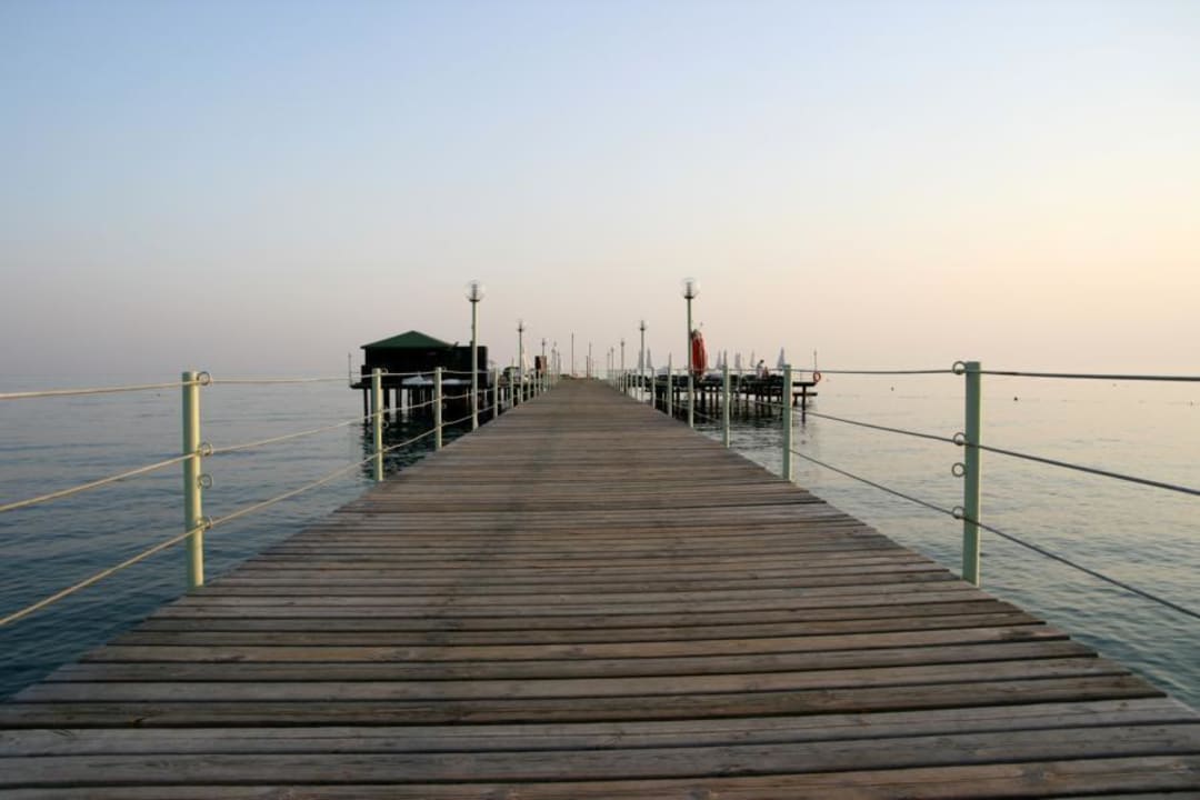 Steg zum hoteleigenen Fischrestaurant Arcanus Hotels Sorgun