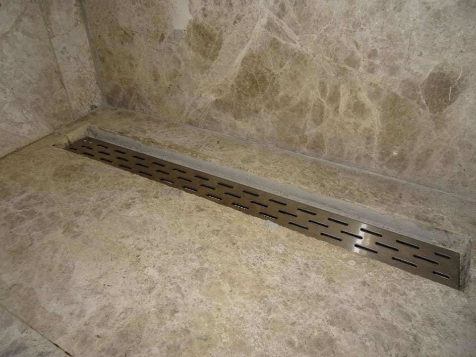 Zu tiefer Duschablauf Club Grand Aqua