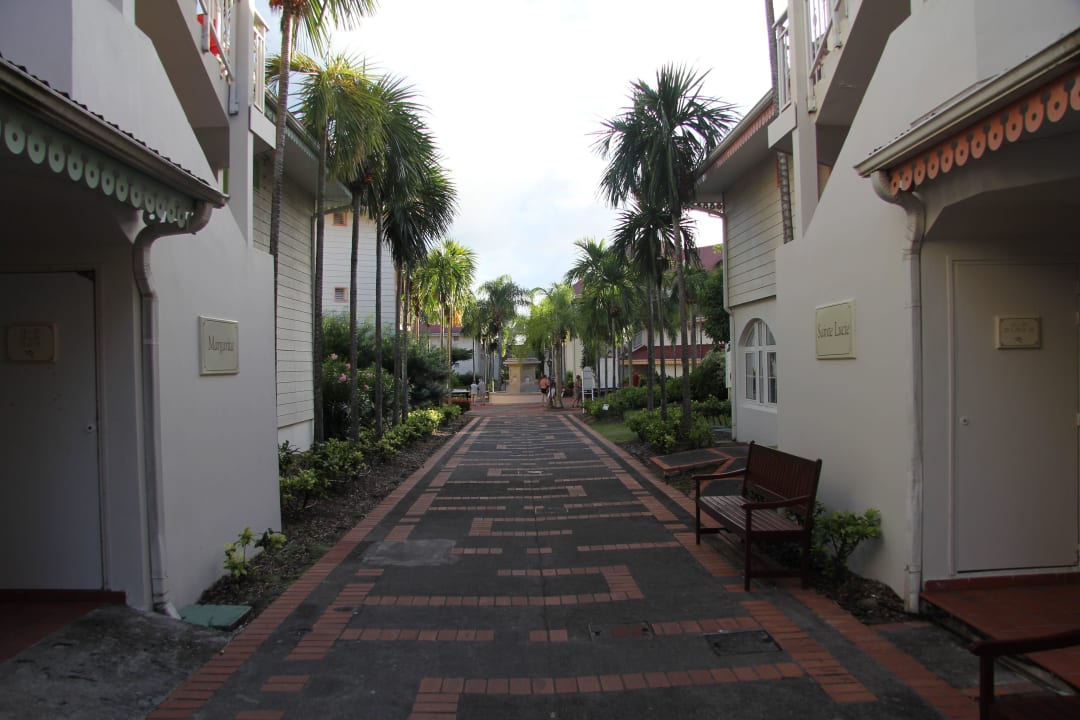 Hauptraße der Anlage Pierre & Vacances Resort Sainte Luce