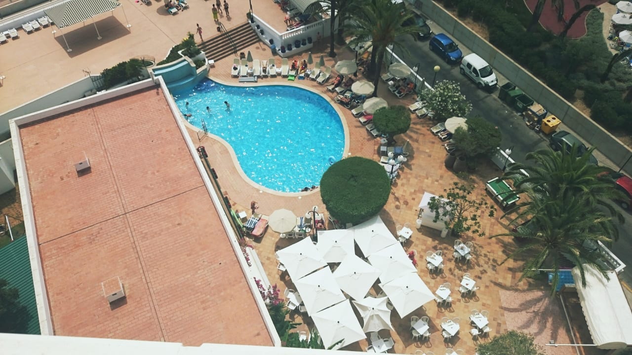 Ausblick von Zimmer auf den Pool Hotel Morito