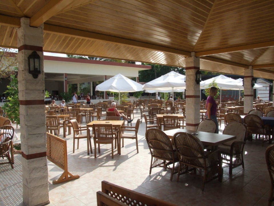 Der Außenbereich am Strand Hotel Sirma