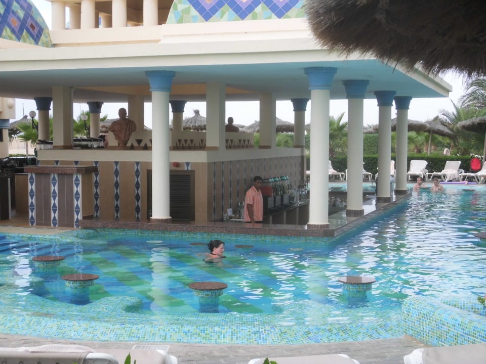 Poolbar  Hotel Riu Karamboa