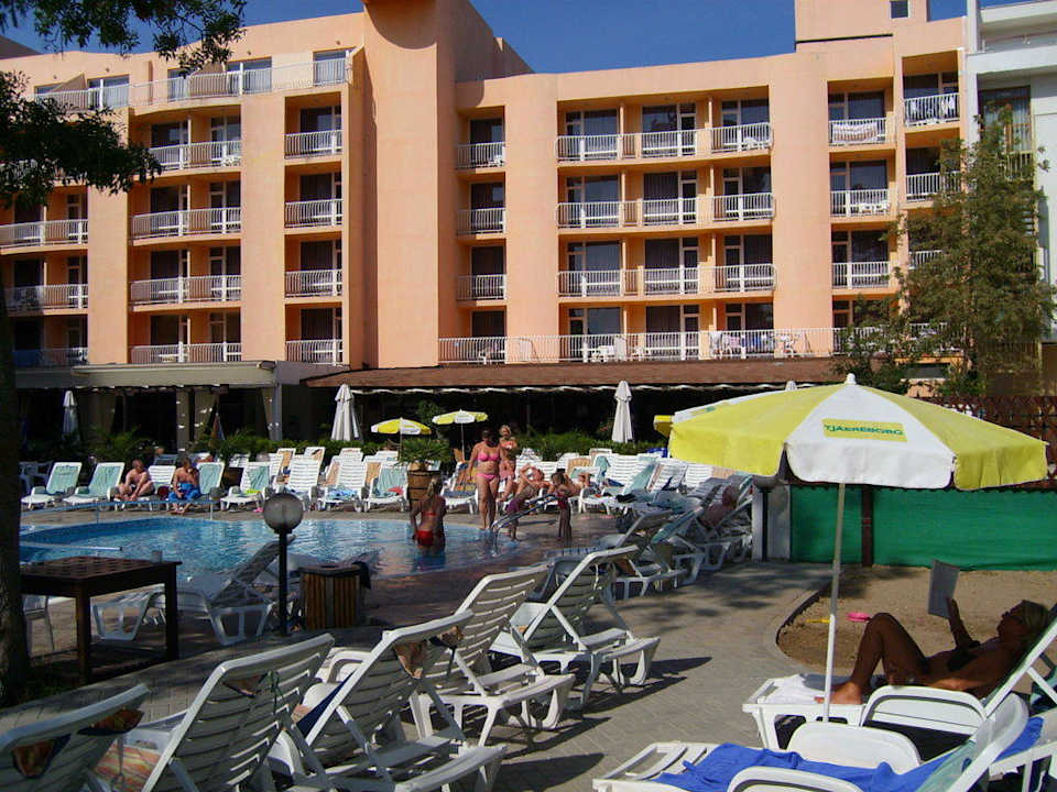 Hotelpool und Hotelaltbau Sun Palace