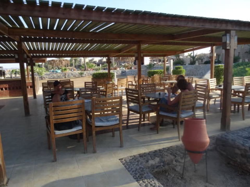 Hier lassen sich die Gäste am Strand verwöhnen und Shams Alam Beach Resort