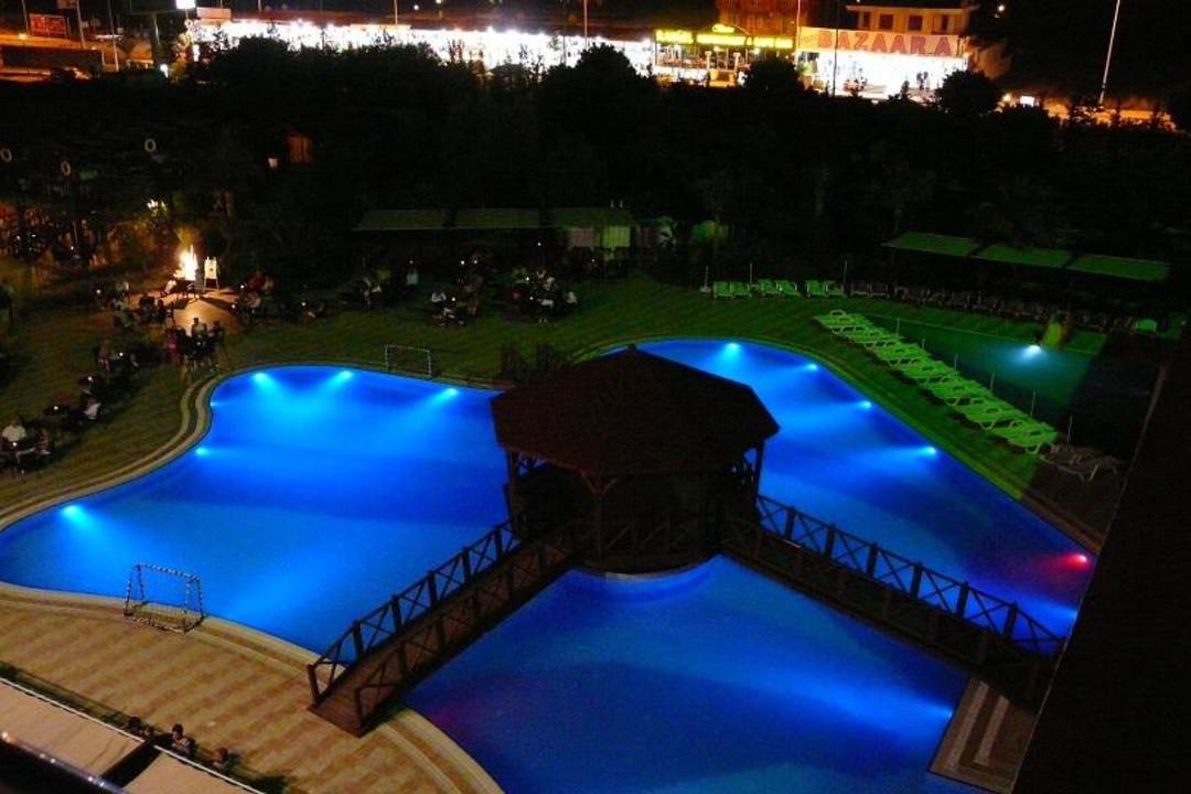 Basen nocą Hotel Sultan of Side
