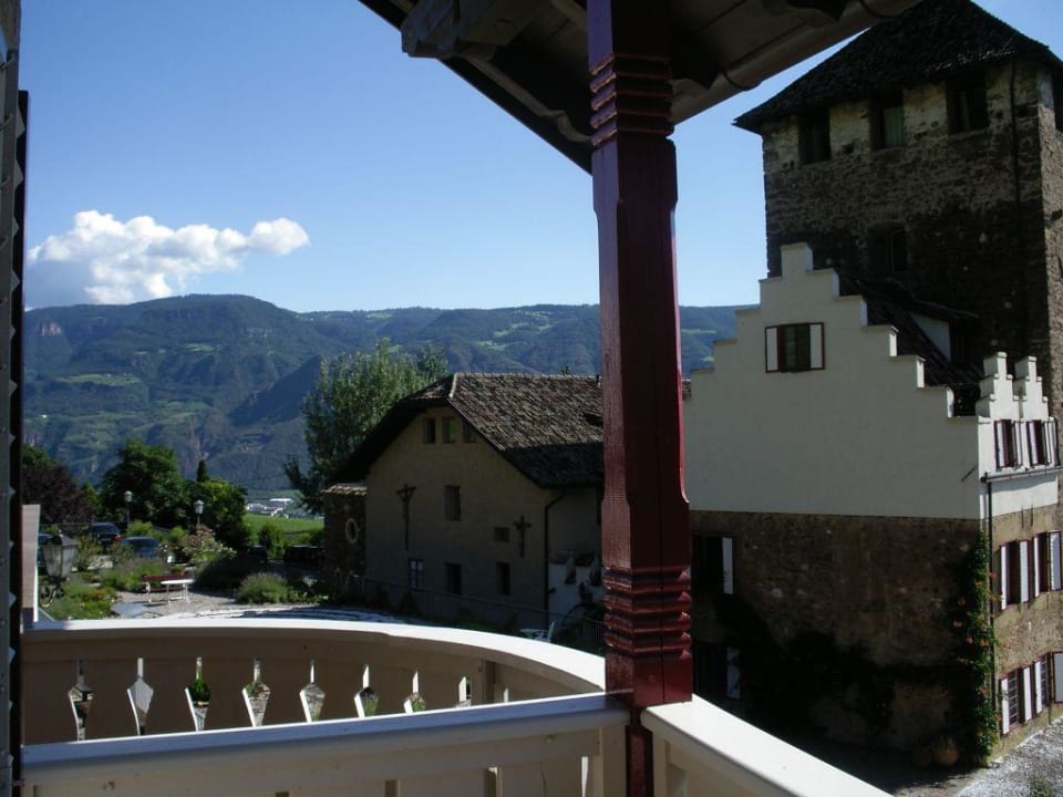 Blick von Nebengebäude auf Haupthaus (Burg) Schloss Hotel Korb