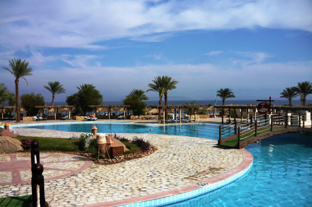 Территория отеля Parrotel Beach Resort