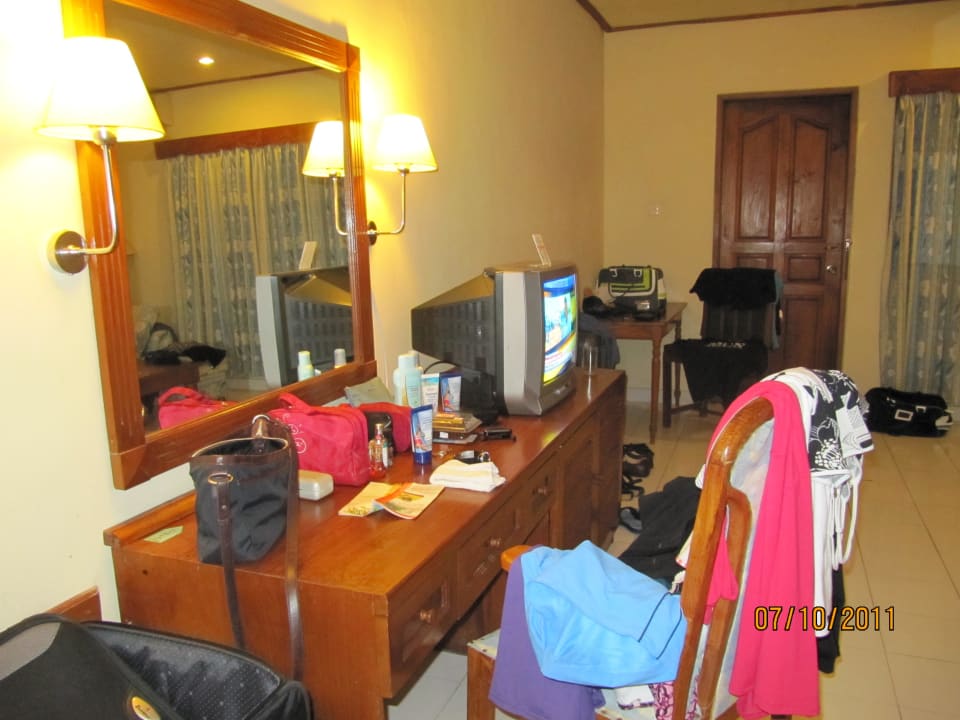Schreibtisch, TV, Kühlschrank Hotel Sari Segara