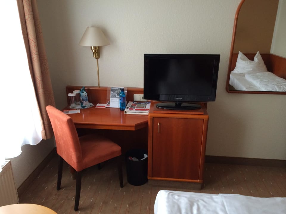 Schreibtisch mit Flat TV ACHAT Hotel Schwarzheide Lausitz
