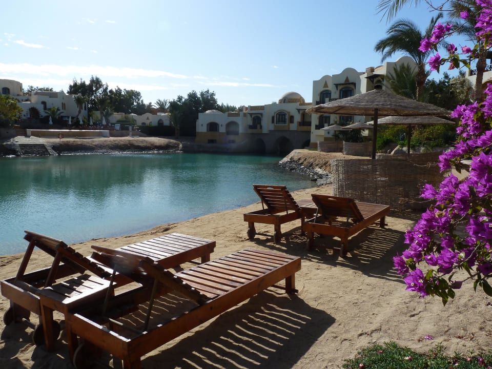 Liegestühle vor der Lagune Dawar El Omda - Adults only  (Im Umbau/Renovierung)