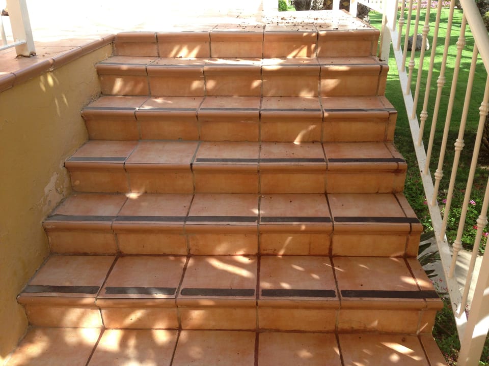 Kaputte Fliesen Club Hotel Drago Park