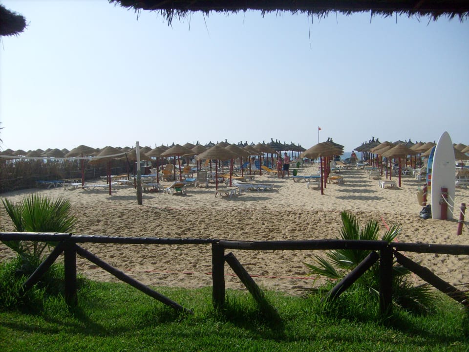 Blick von der Strandbar zum Strand Hotel Nesrine