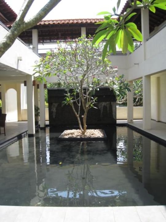 Sehr schöner Brunnen am Eingang Mermaid Hotel & Club