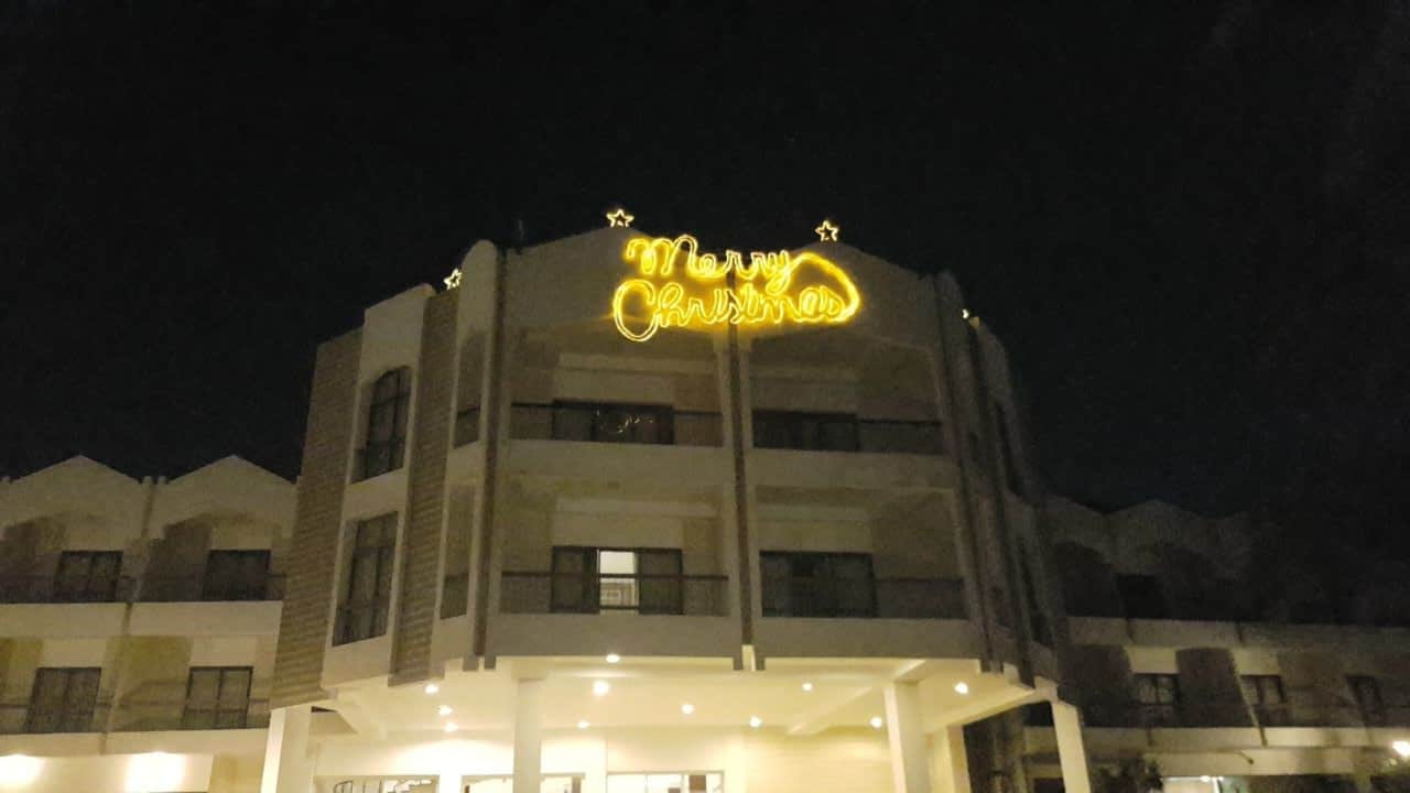 Wehnachtsbeleuchtung mit Rückseite Hotel Regina Resort and Aqua Park Hurghada