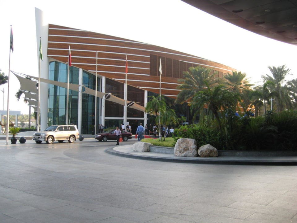 Ansicht vorm Hoteleingang Jumeirah Beach Hotel