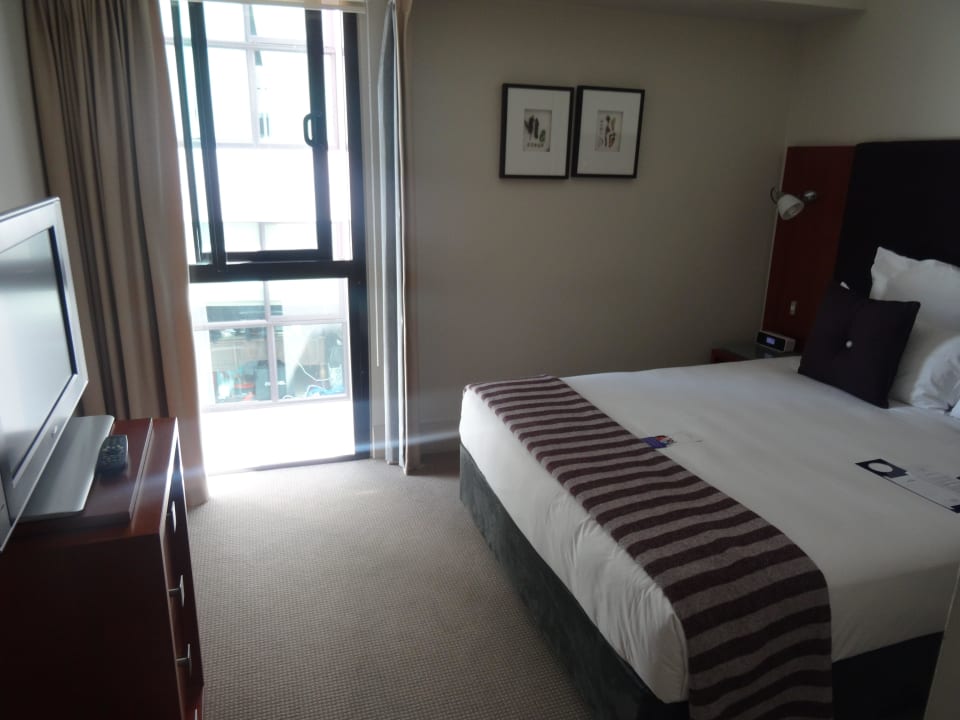 Schlafzimmer mit TV Hotel The Sebel Suites
