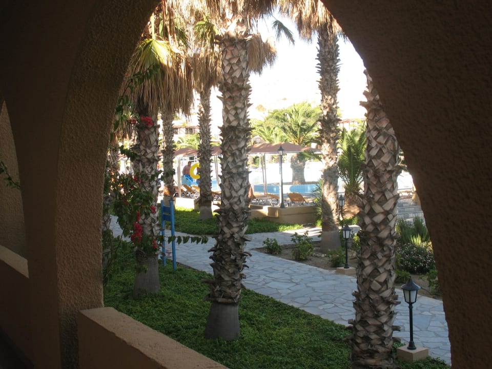 Blick auf den Pool vor der Zimmertür Porto Bello Beach