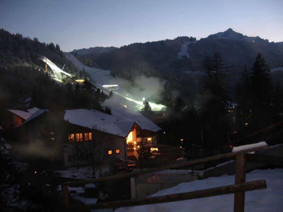 Blick vom Hang auf das Hauptgebäude Dorint Sporthotel Garmisch-Partenkirchen