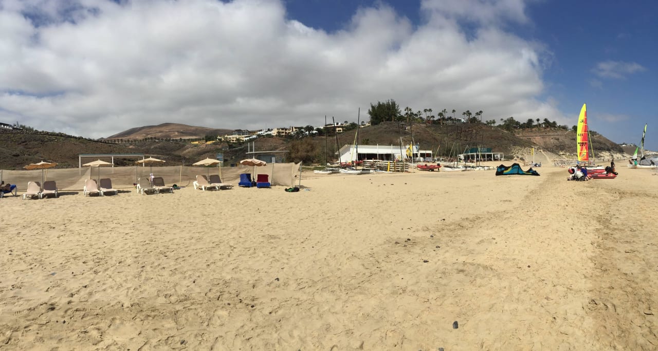 Blick vom Strand unten auf den ganzen Club oben ROBINSON ESQUINZO PLAYA