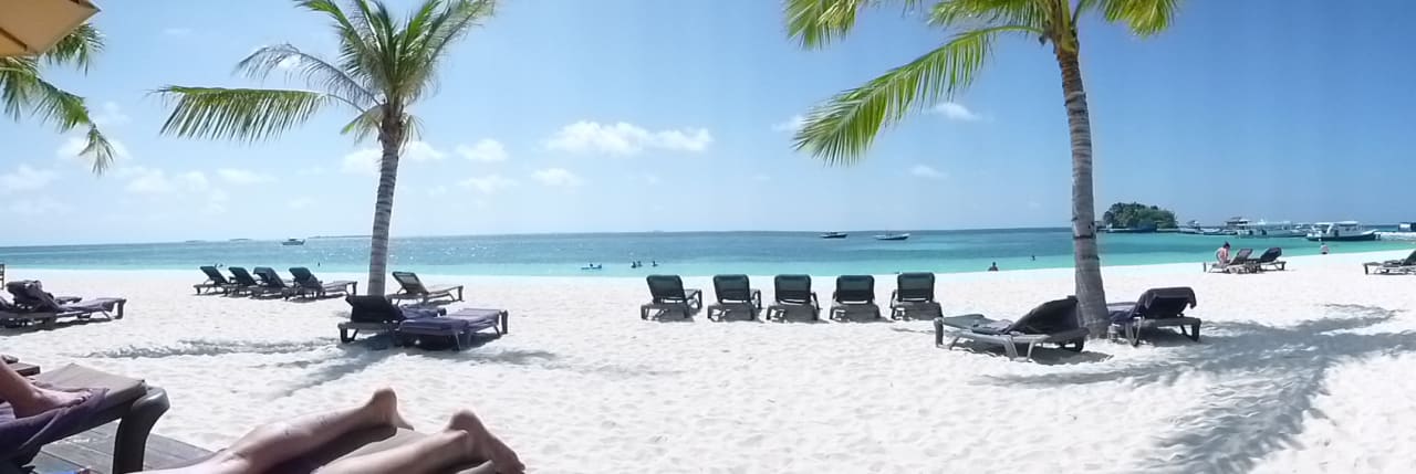 Leider absolut keine Sonnenliegen am Strand. Kuredu Island Resort & Spa
