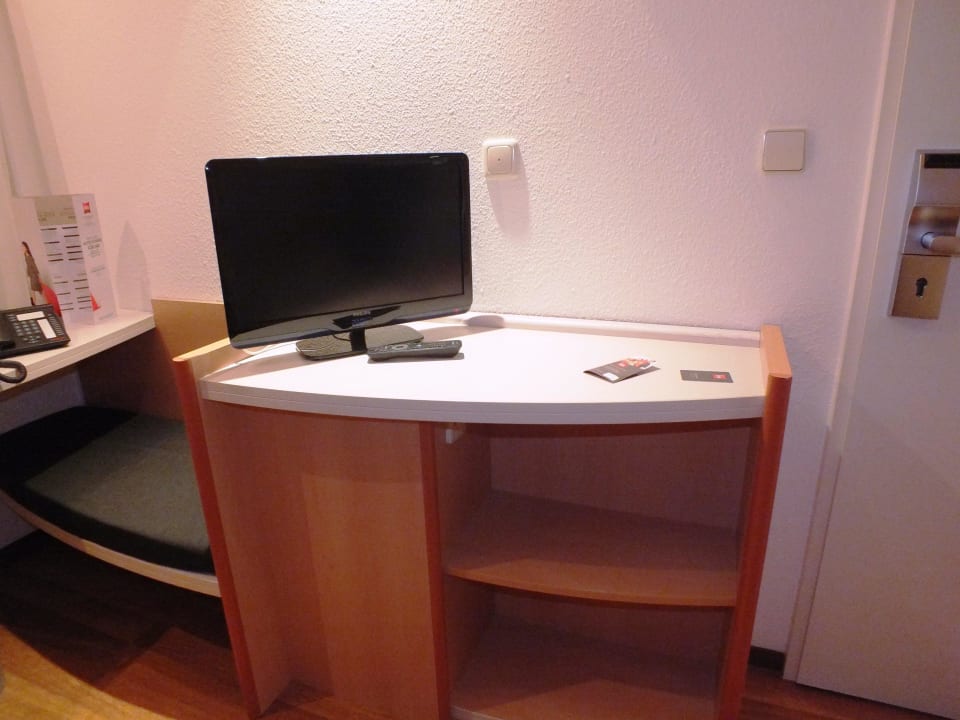 Schreibtisch und TV Ibis Nürnberg Hauptbahnhof