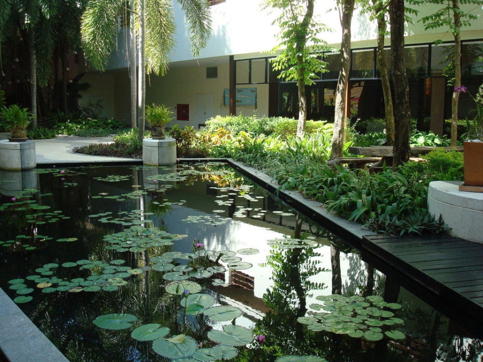 Vom Eingang links Holiday Inn Resort Phuket