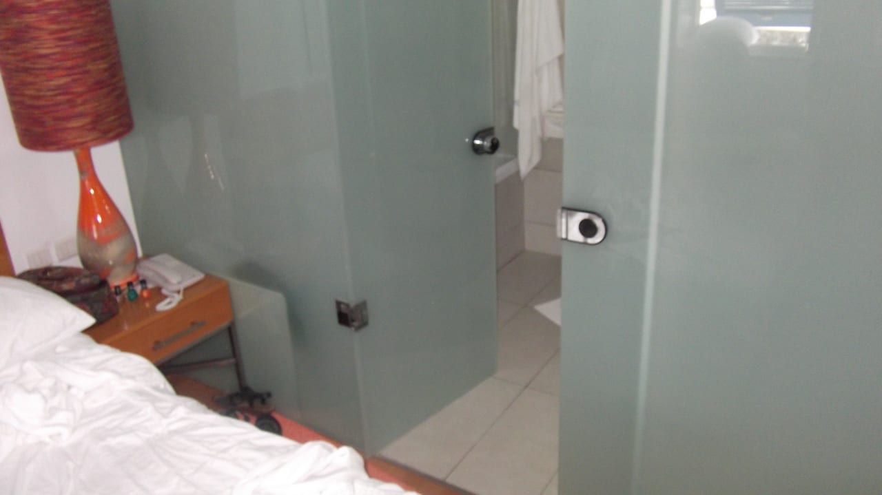 Glaswand zwischen Zimmer und Bad. Mykonos Theoxenia, a member of Design Hotels