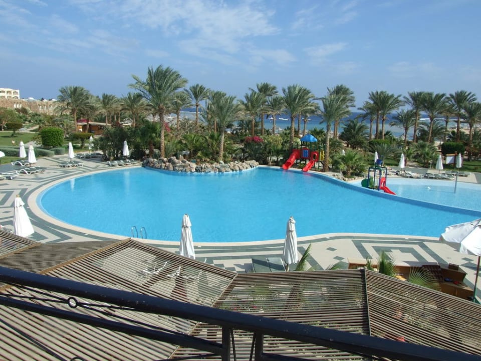 Widok na basen z tarasu przy lobby Brayka Bay Resort