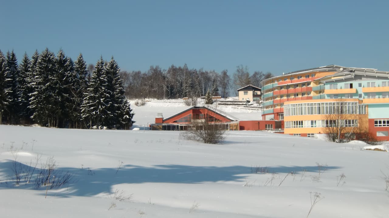 Blick auf Hotelanlage von Loipe Vivea Hotel Bad Traunstein