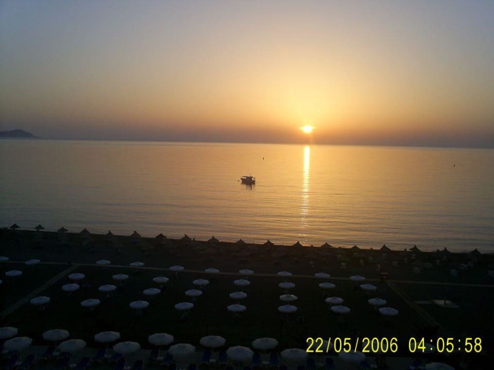 Sonnenaufgang am Strand vor dem Hotel Lindos Bay TUI BLUE Lindos Bay