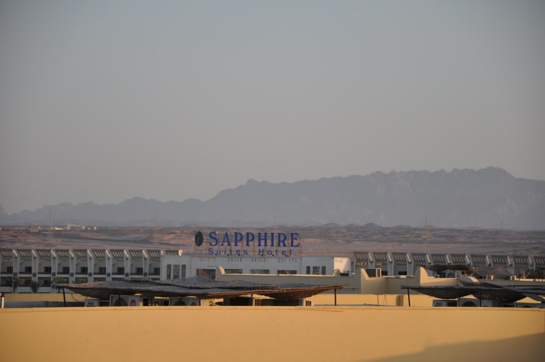 Die Einkaufspassage gegenüber, nicht hingehen! Desert Rose