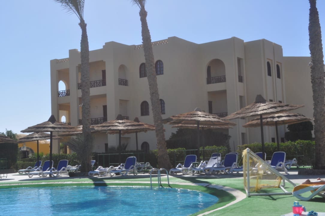 Uitzicht op een van de hotelgebouwen Panorama Bungalows Resort El Gouna