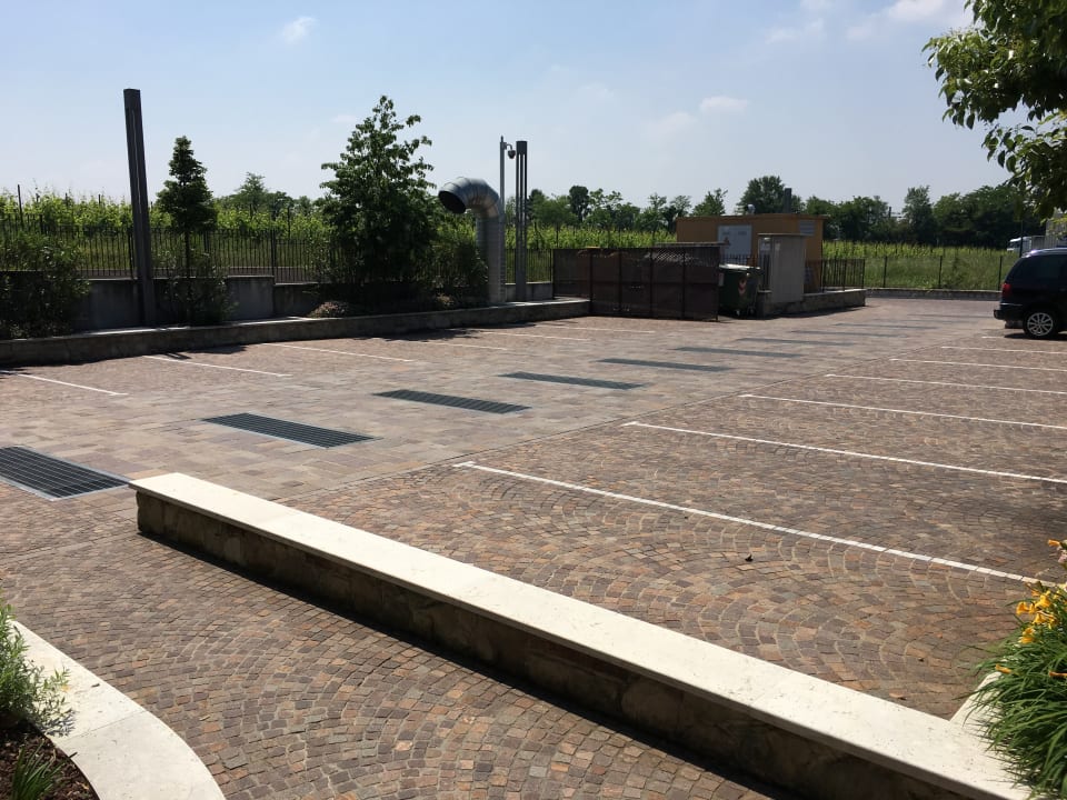 Parkplatz, darunter befindet sich eine recht große Tiefgarag The Ziba Hotel & Spa