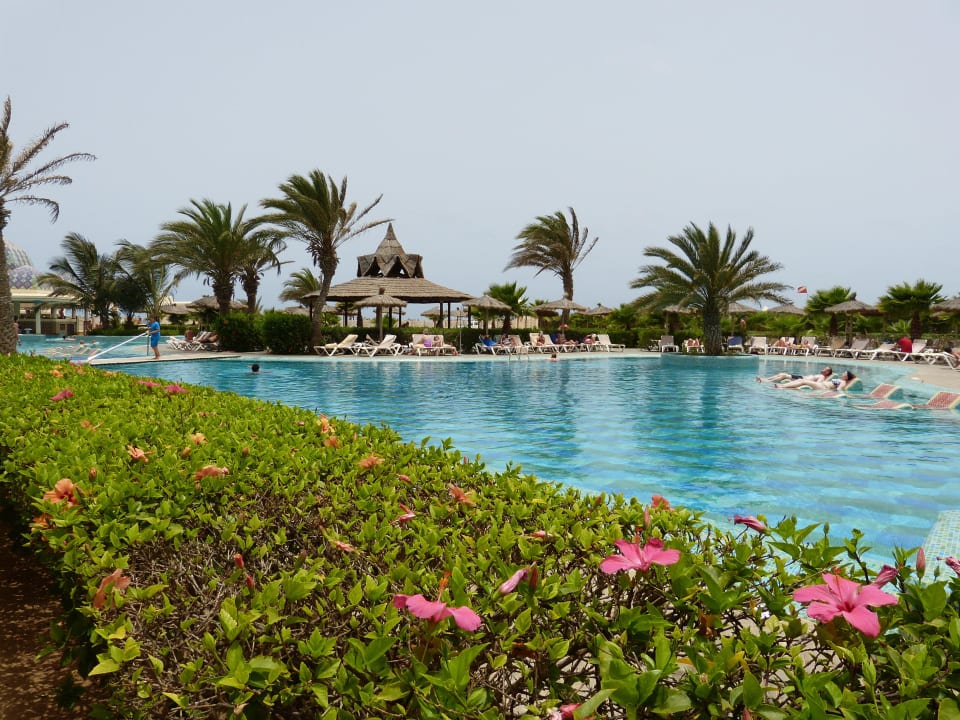 Großer Pool mit Animation Hotel Riu Karamboa