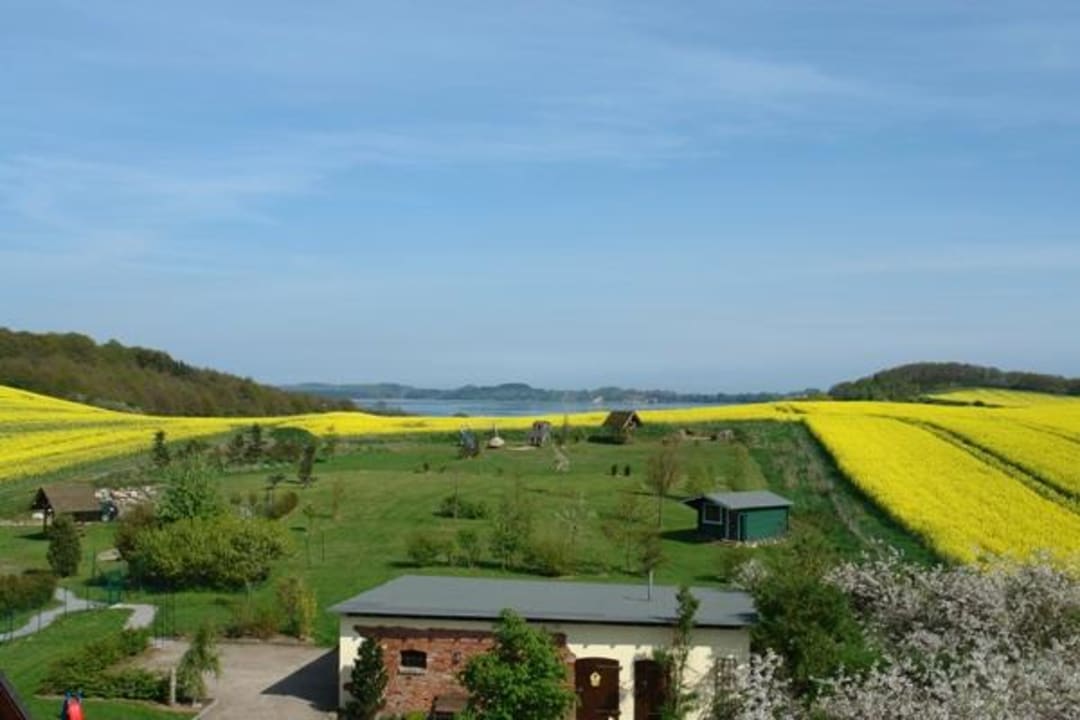 Spielplatzansicht und Blick zum Bodden Vogelhaus Gobbin FeWo