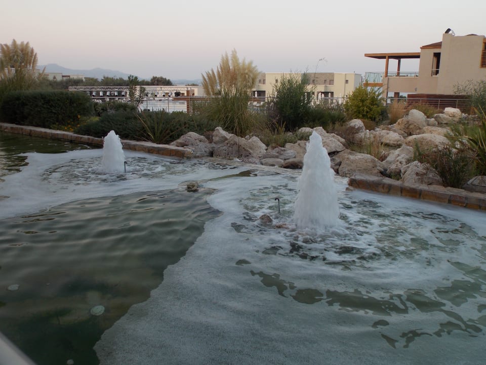 Teich- /Brunnenanlage vor dem Hauptrestaurant SENTIDO Port Royal Villas & Spa