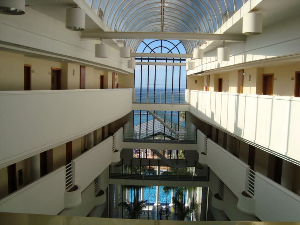 Blick Richtung Pool und Meer Guayarmina Princess