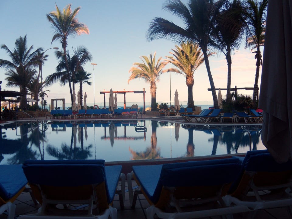 Der Pool am Abend Bull Dorado Beach & Spa