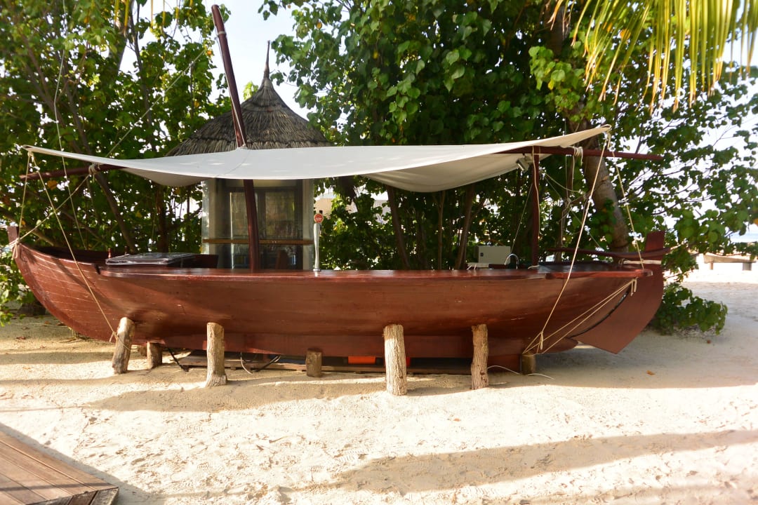 Kleine Bar am Hauptpool Safari Island Maldives