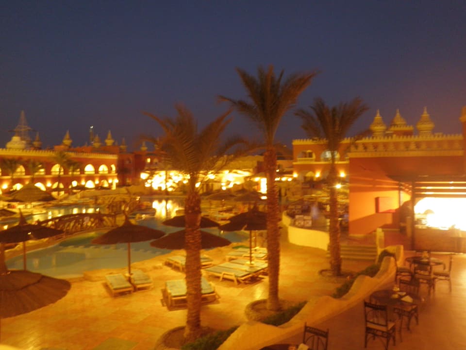 Basen główny wieczorem Pickalbatros Alf Leila Wa Leila Resort - Neverland Hurghada