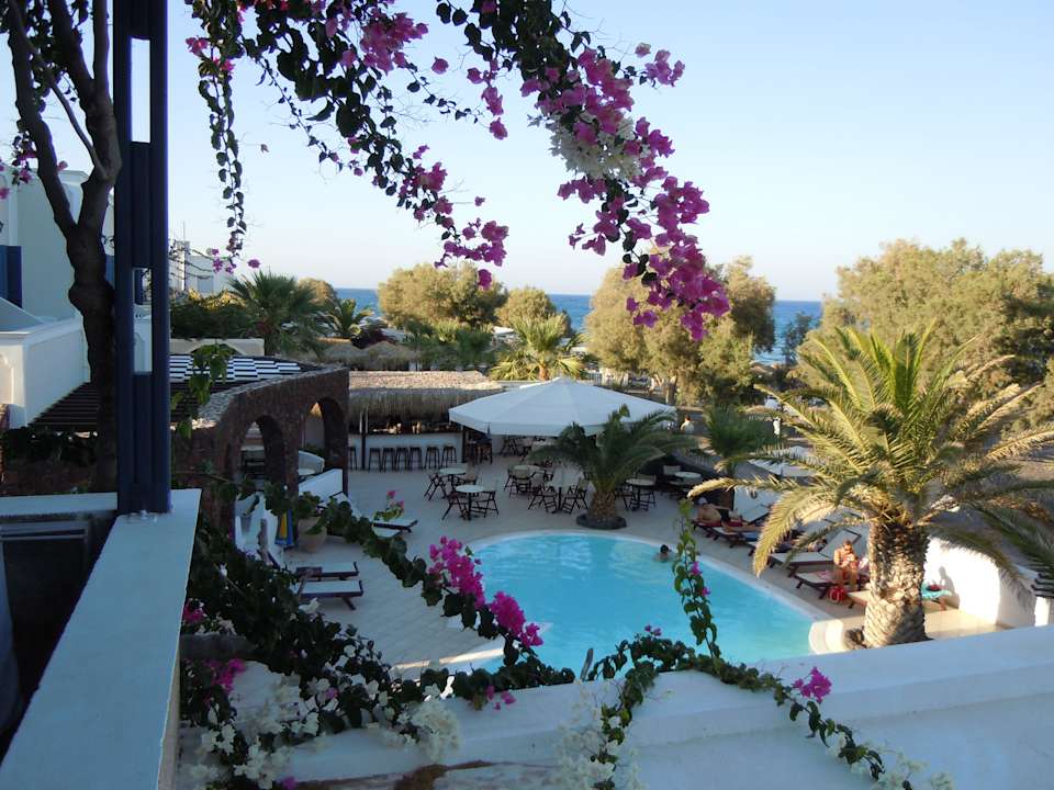 Ausblick auf den Pool sowie der Bar/Rezeption Arion Bay