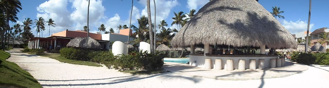 Panorama mit der Poolbar Secrets Royal Beach Punta Cana - Adults only