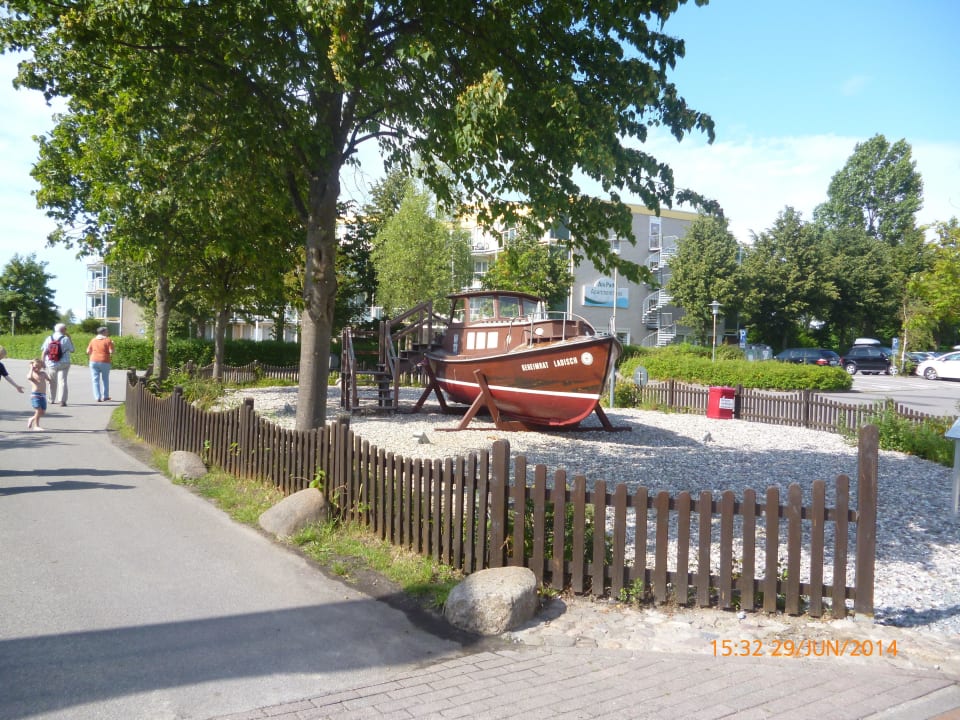 Echtes Boot, nur zur Ausstellung Ferienwohnungen Ferienpark Weissenhäuser Strand