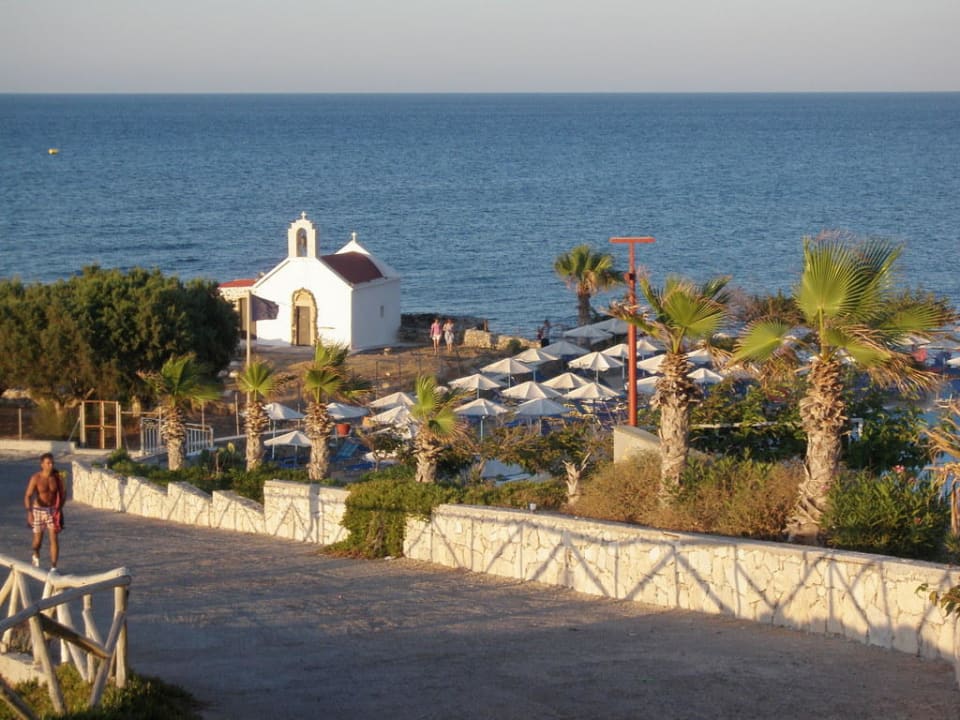 Widok na kapliczkę przy hotelu i morze Eri Beach & Village