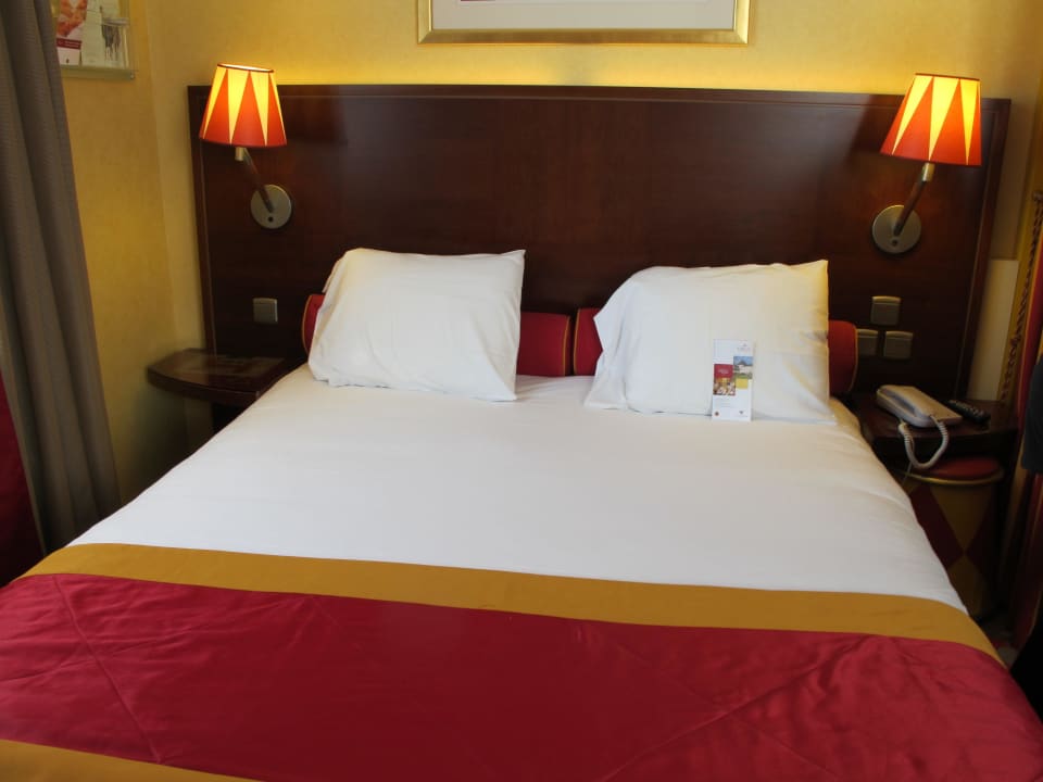 Doppelbett im Familienzimmer Grand Magic Hotel