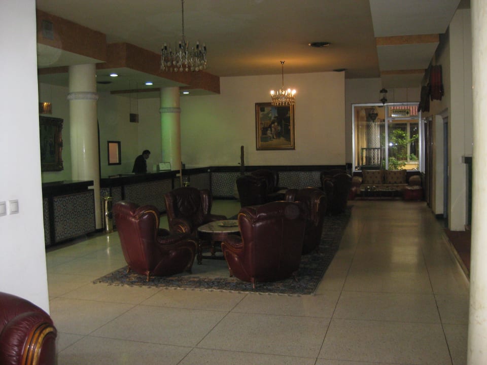 Vor dem Empfang Hotel RIF