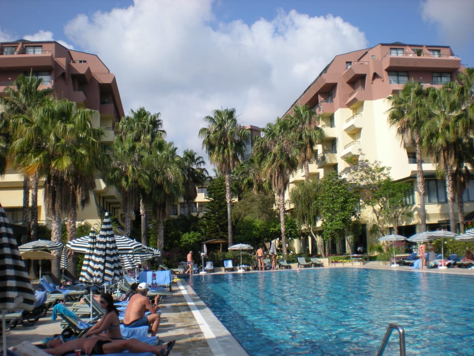 Blick vom Poolbereich zum Hotel Hotel Meryan
