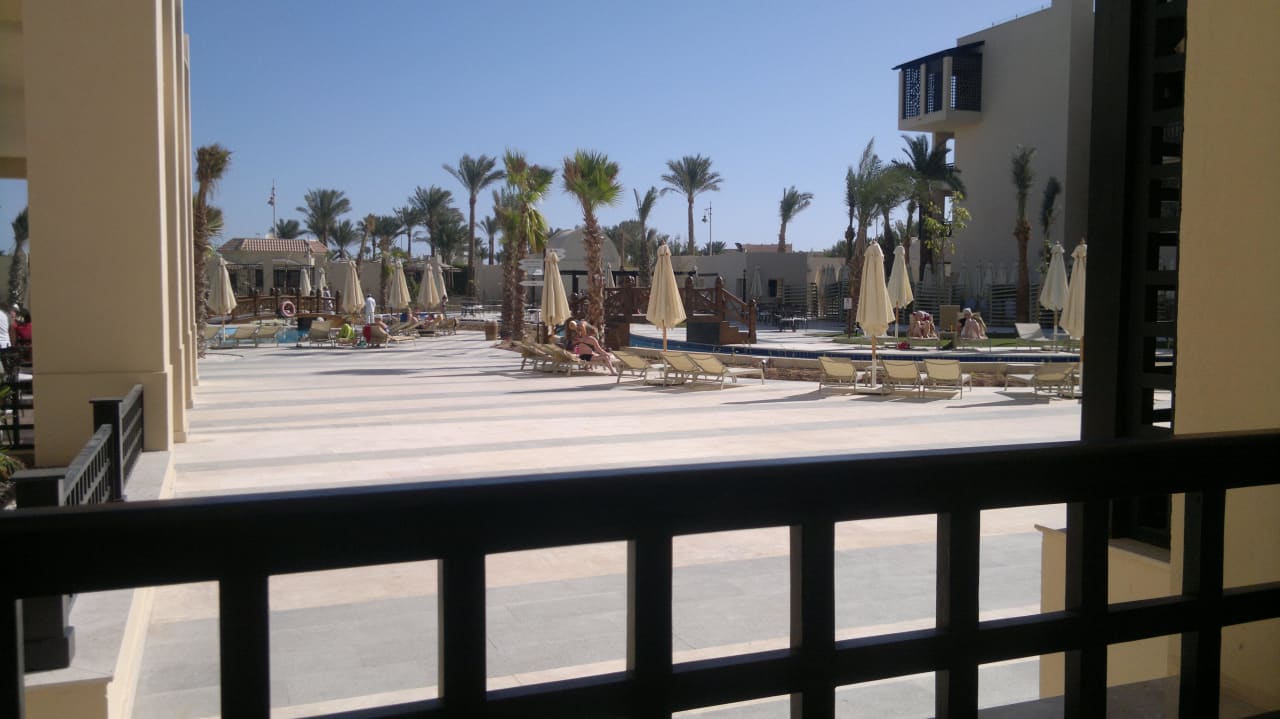 Aufgelockerte Innenhof Steigenberger Aqua Magic